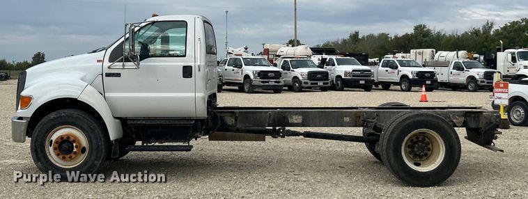 image for item ET3267 2006 Ford F750 Super Duty XL truck cab and chassis
