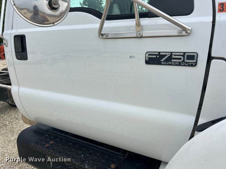 image for item ET3267 2006 Ford F750 Super Duty XL truck cab and chassis