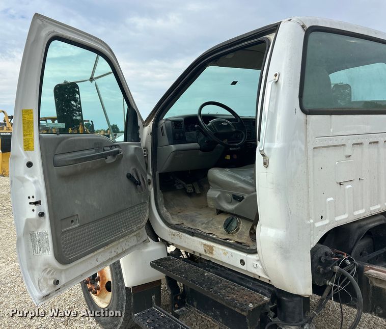 image for item ET3267 2006 Ford F750 Super Duty XL truck cab and chassis