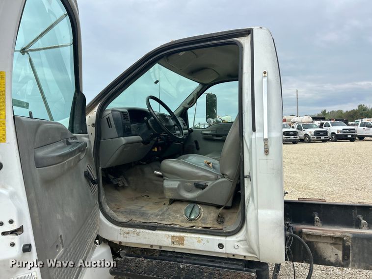 image for item ET3267 2006 Ford F750 Super Duty XL truck cab and chassis
