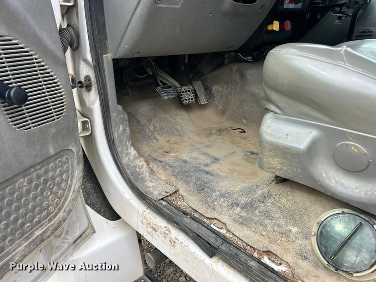 image for item ET3267 2006 Ford F750 Super Duty XL truck cab and chassis