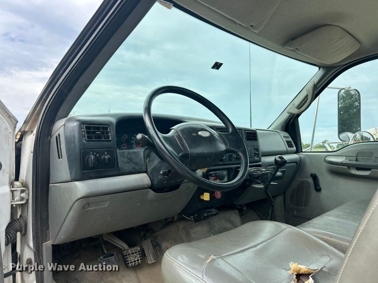 image for item ET3267 2006 Ford F750 Super Duty XL truck cab and chassis