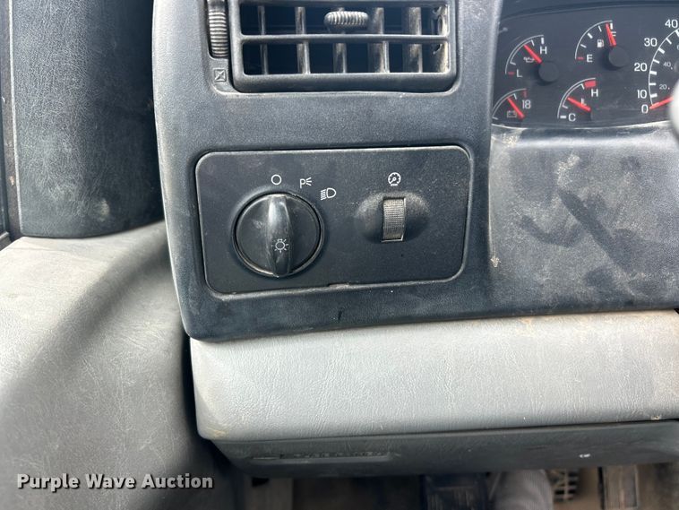 image for item ET3267 2006 Ford F750 Super Duty XL truck cab and chassis