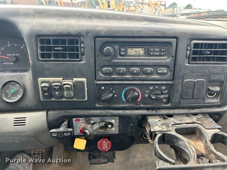 image for item ET3267 2006 Ford F750 Super Duty XL truck cab and chassis