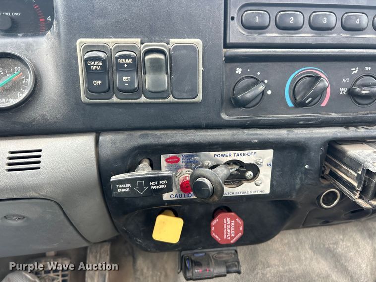 image for item ET3267 2006 Ford F750 Super Duty XL truck cab and chassis