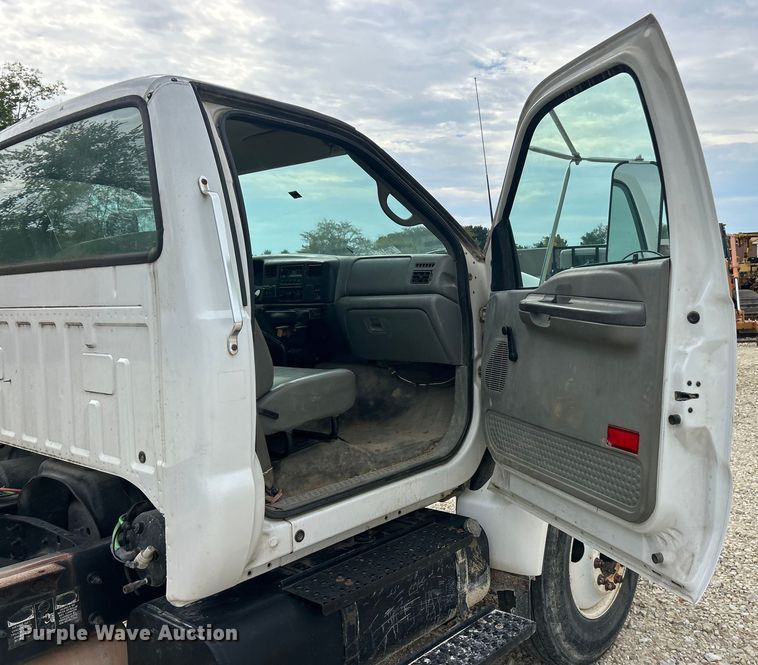 image for item ET3267 2006 Ford F750 Super Duty XL truck cab and chassis