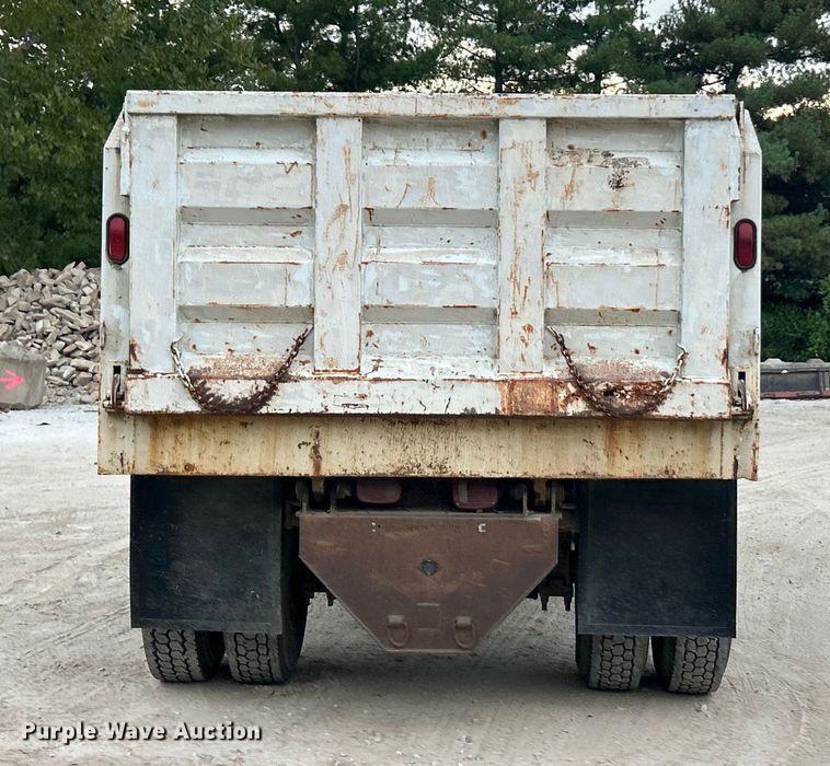 image for item ET3331 1994 International 4700 dump truck