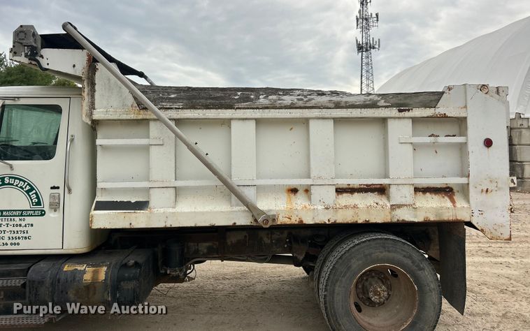 image for item ET3331 1994 International 4700 dump truck