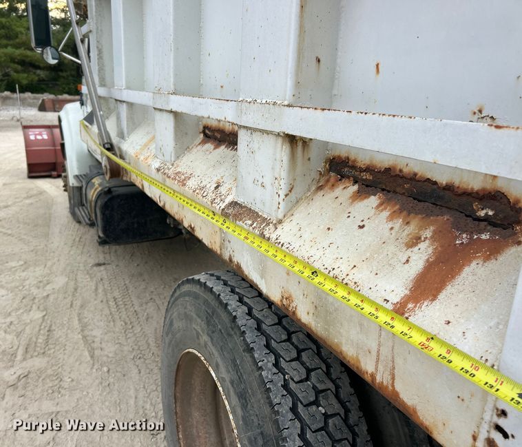 image for item ET3331 1994 International 4700 dump truck