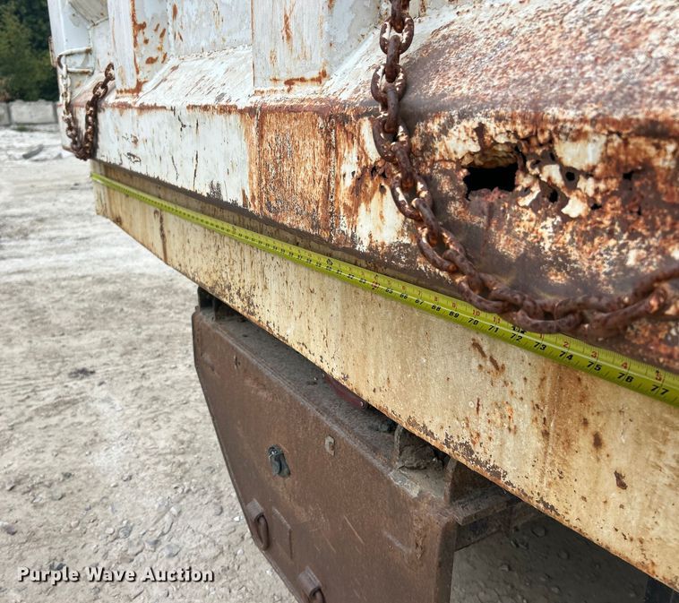 image for item ET3331 1994 International 4700 dump truck