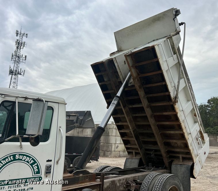 image for item ET3331 1994 International 4700 dump truck