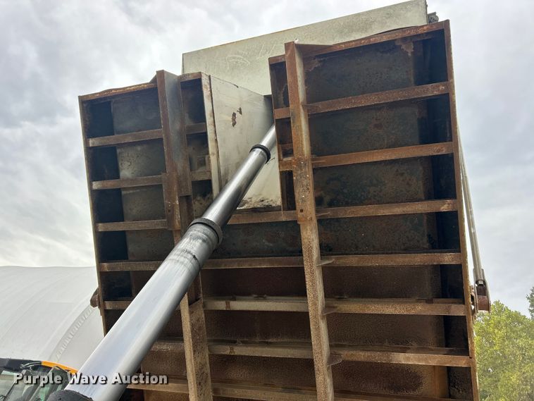 image for item ET3331 1994 International 4700 dump truck