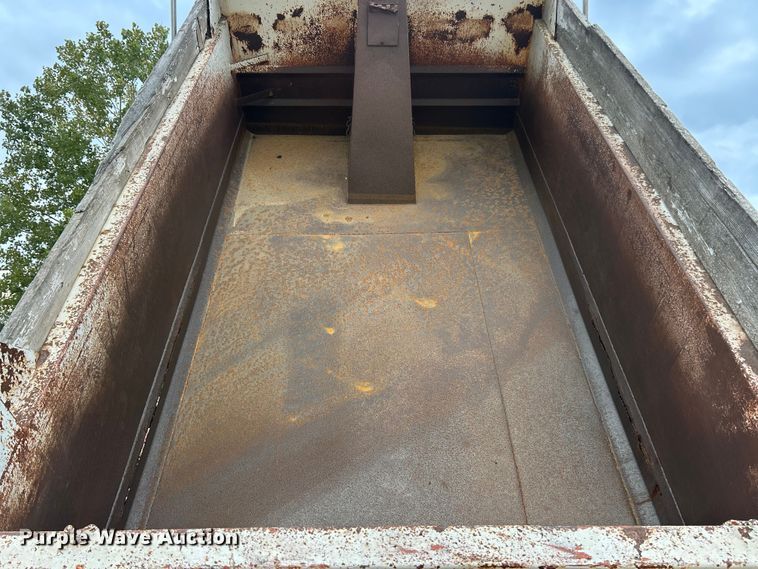 image for item ET3331 1994 International 4700 dump truck