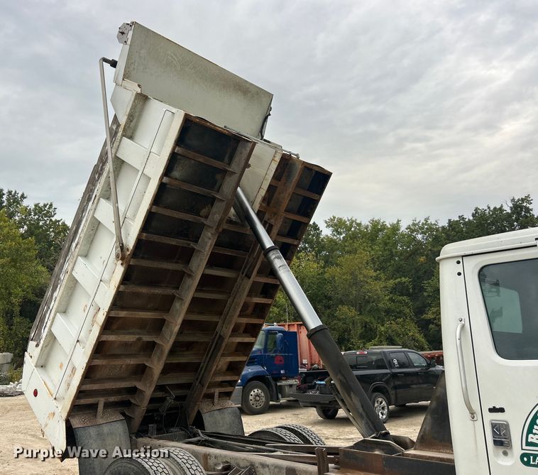 image for item ET3331 1994 International 4700 dump truck