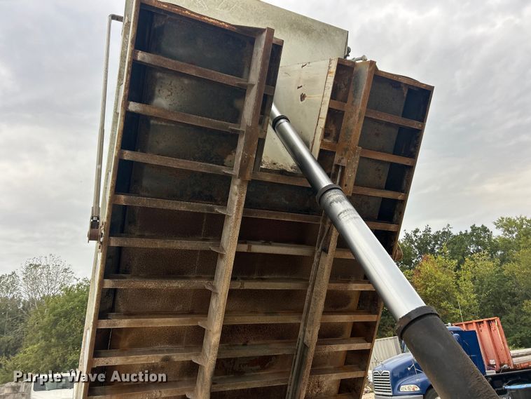 image for item ET3331 1994 International 4700 dump truck