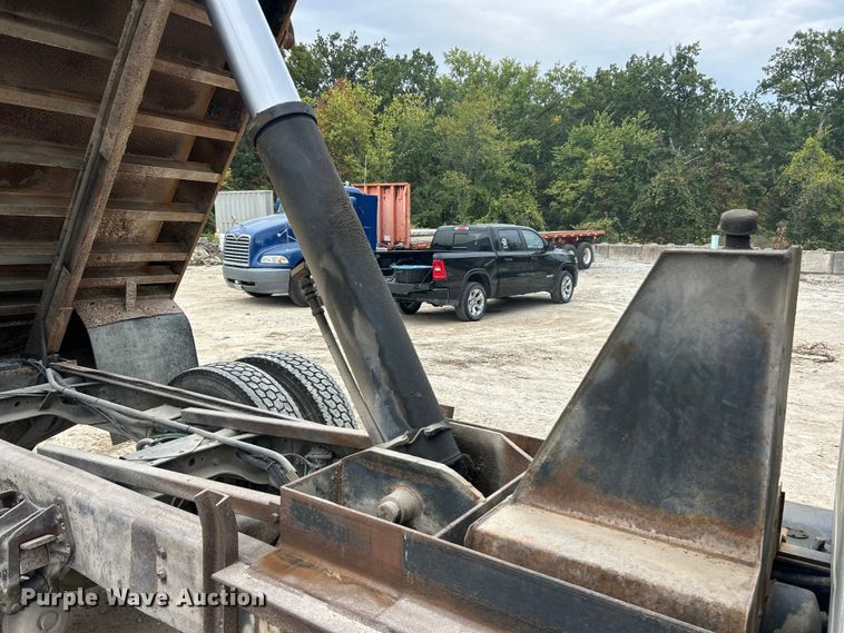 image for item ET3331 1994 International 4700 dump truck