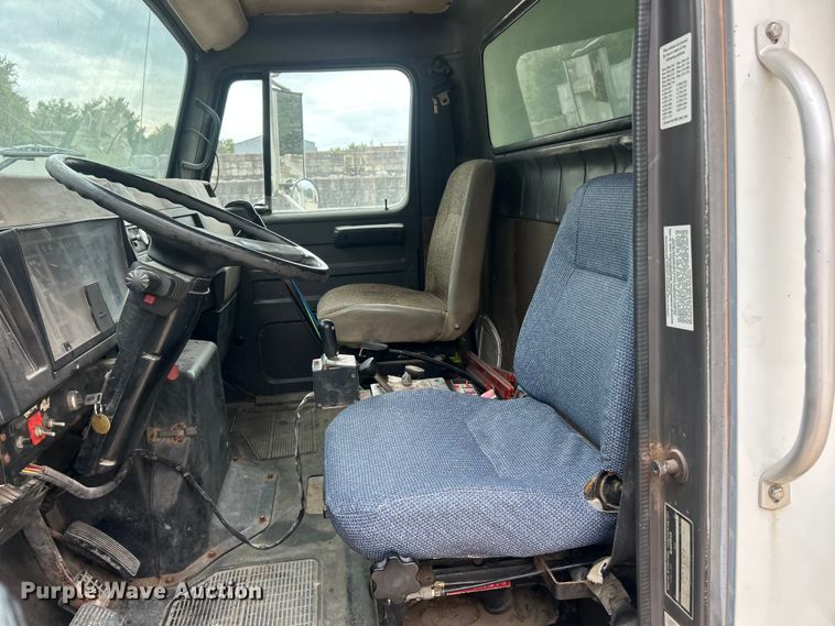 image for item ET3331 1994 International 4700 dump truck