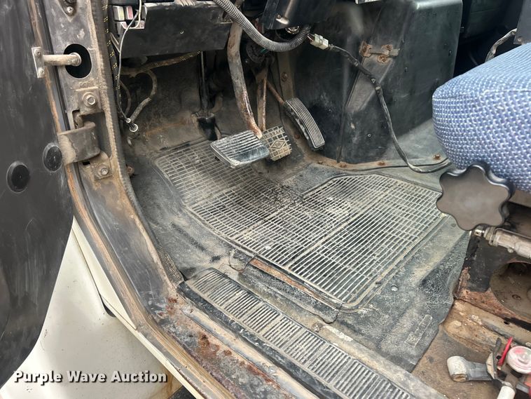 image for item ET3331 1994 International 4700 dump truck