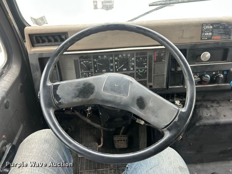 image for item ET3331 1994 International 4700 dump truck