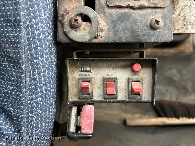 image for item ET3331 1994 International 4700 dump truck