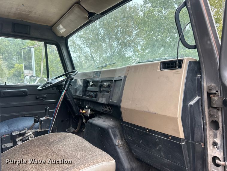 image for item ET3331 1994 International 4700 dump truck