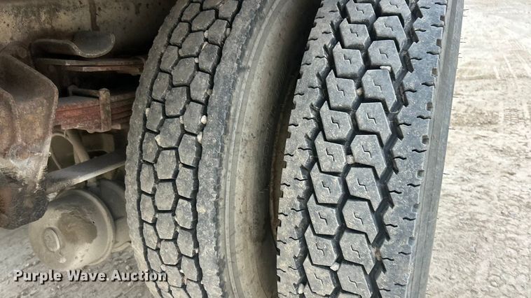 image for item ET3331 1994 International 4700 dump truck