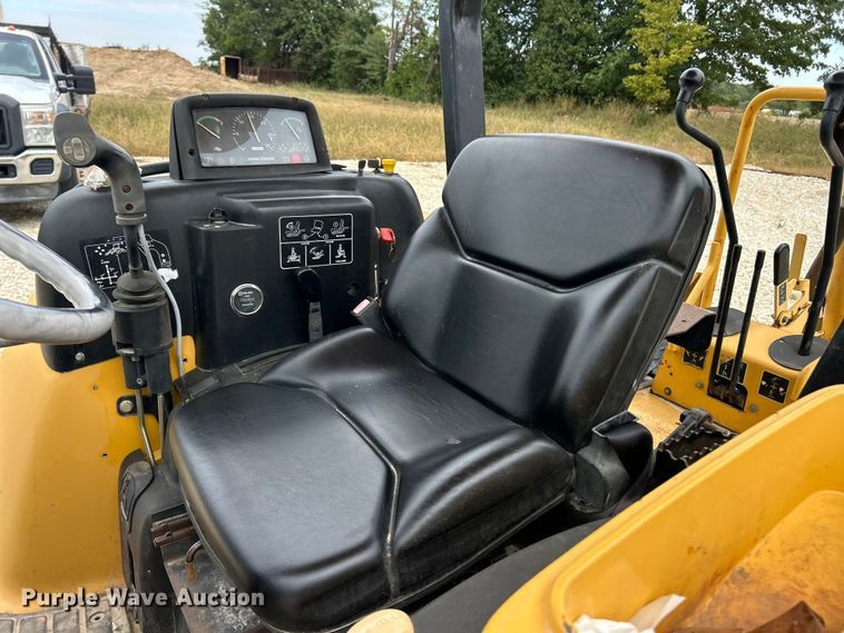 image for item ET3338 2004 John Deere 110 backhoe