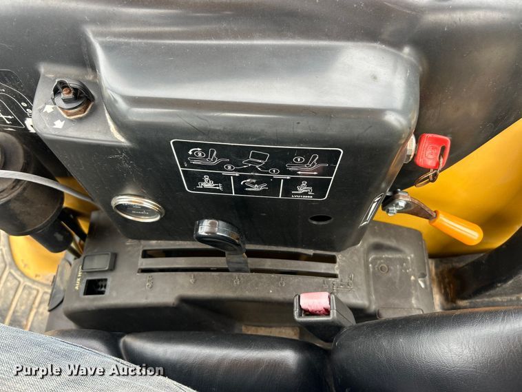 image for item ET3338 2004 John Deere 110 backhoe