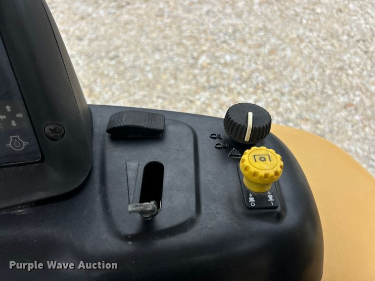 image for item ET3338 2004 John Deere 110 backhoe