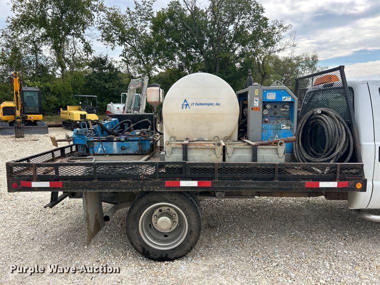 image for item ET3339 2000 Ford F450 Super Duty flatbed truck