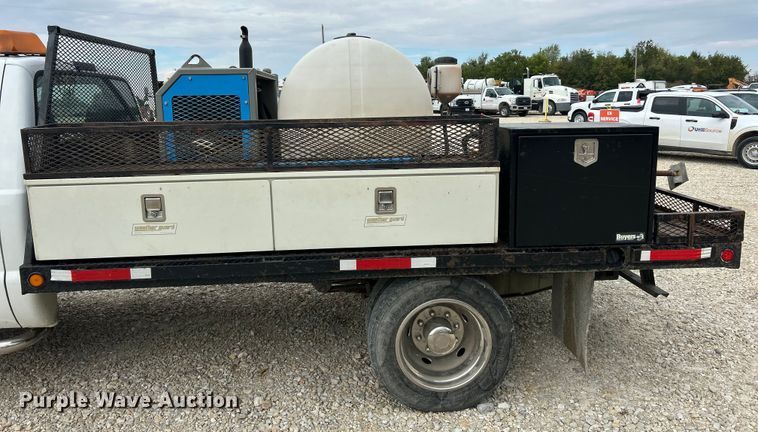 image for item ET3339 2000 Ford F450 Super Duty flatbed truck