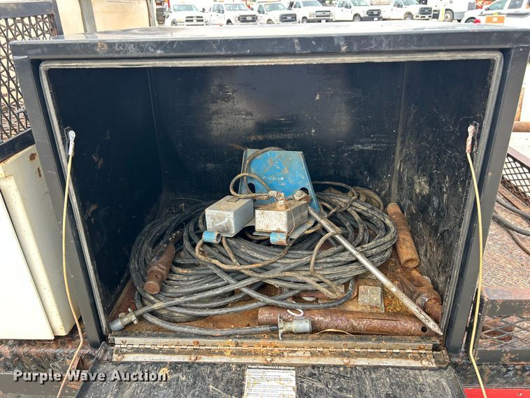 image for item ET3339 2000 Ford F450 Super Duty flatbed truck