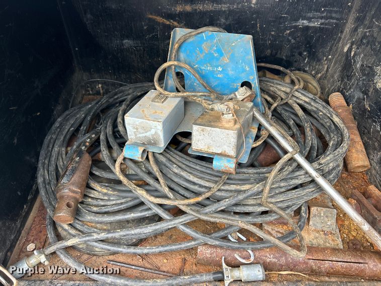 image for item ET3339 2000 Ford F450 Super Duty flatbed truck