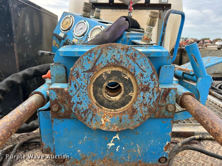 image for item ET3339 2000 Ford F450 Super Duty flatbed truck