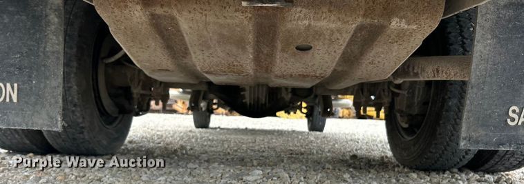 image for item ET3339 2000 Ford F450 Super Duty flatbed truck