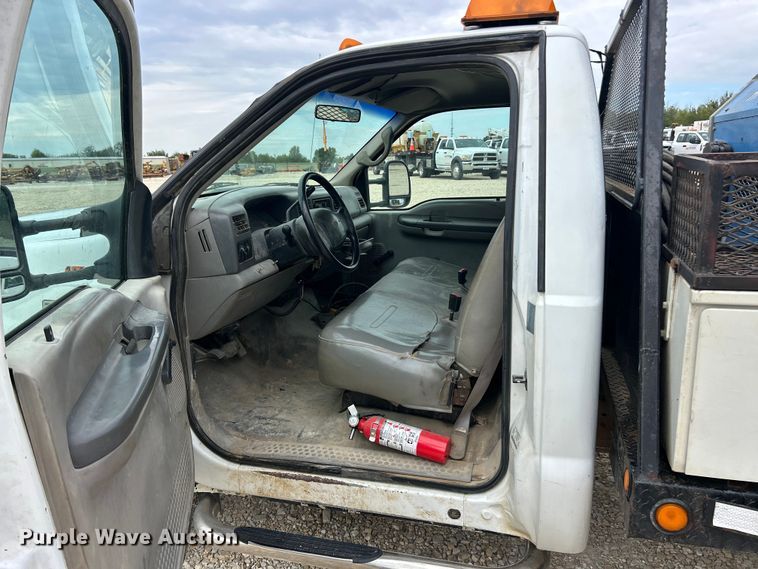 image for item ET3339 2000 Ford F450 Super Duty flatbed truck