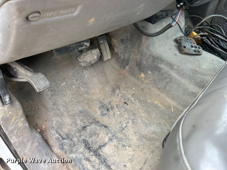 image for item ET3339 2000 Ford F450 Super Duty flatbed truck