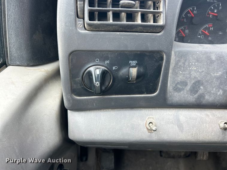 image for item ET3339 2000 Ford F450 Super Duty flatbed truck