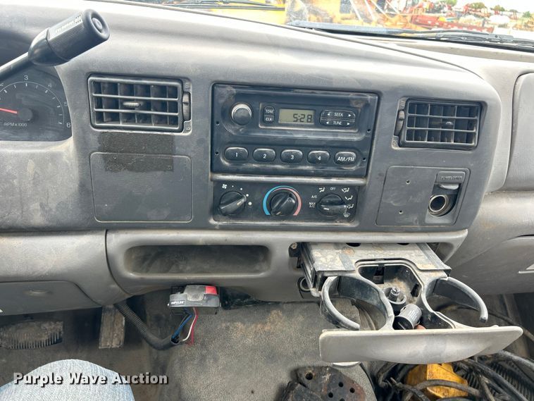 image for item ET3339 2000 Ford F450 Super Duty flatbed truck