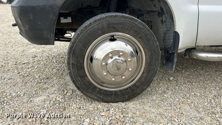 image for item ET3339 2000 Ford F450 Super Duty flatbed truck