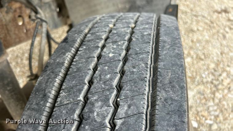 image for item ET3339 2000 Ford F450 Super Duty flatbed truck