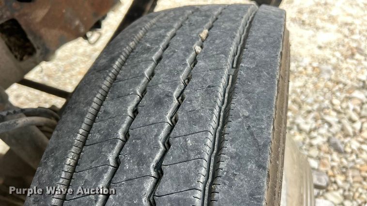 image for item ET3339 2000 Ford F450 Super Duty flatbed truck