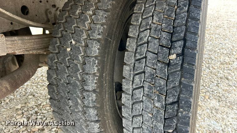 image for item ET3339 2000 Ford F450 Super Duty flatbed truck