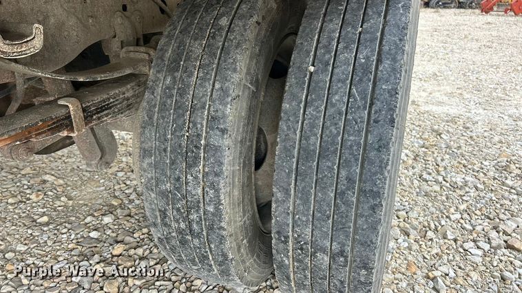 image for item ET3339 2000 Ford F450 Super Duty flatbed truck