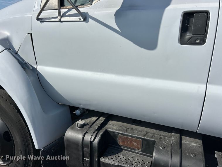 image for item ET3353 2000 Ford F750 dump truck