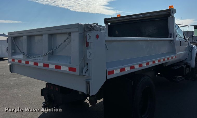 image for item ET3353 2000 Ford F750 dump truck