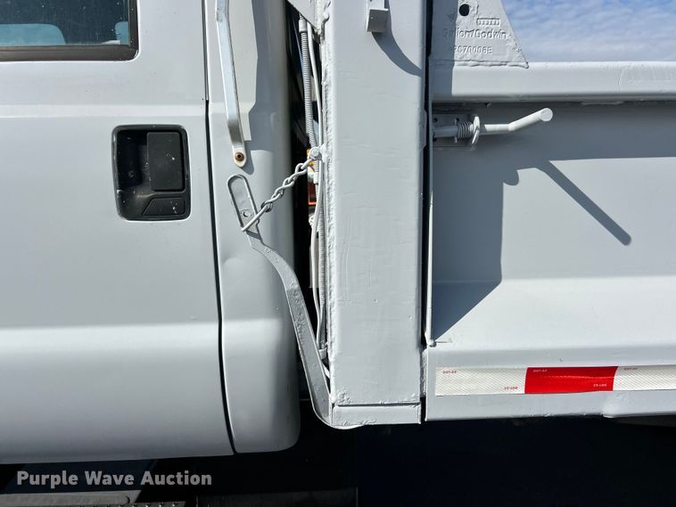 image for item ET3353 2000 Ford F750 dump truck