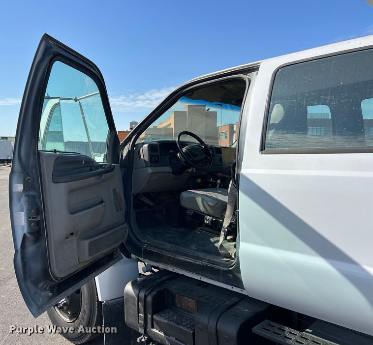 image for item ET3353 2000 Ford F750 dump truck