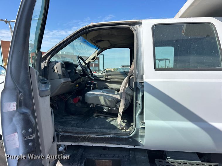 image for item ET3353 2000 Ford F750 dump truck