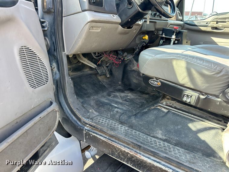 image for item ET3353 2000 Ford F750 dump truck